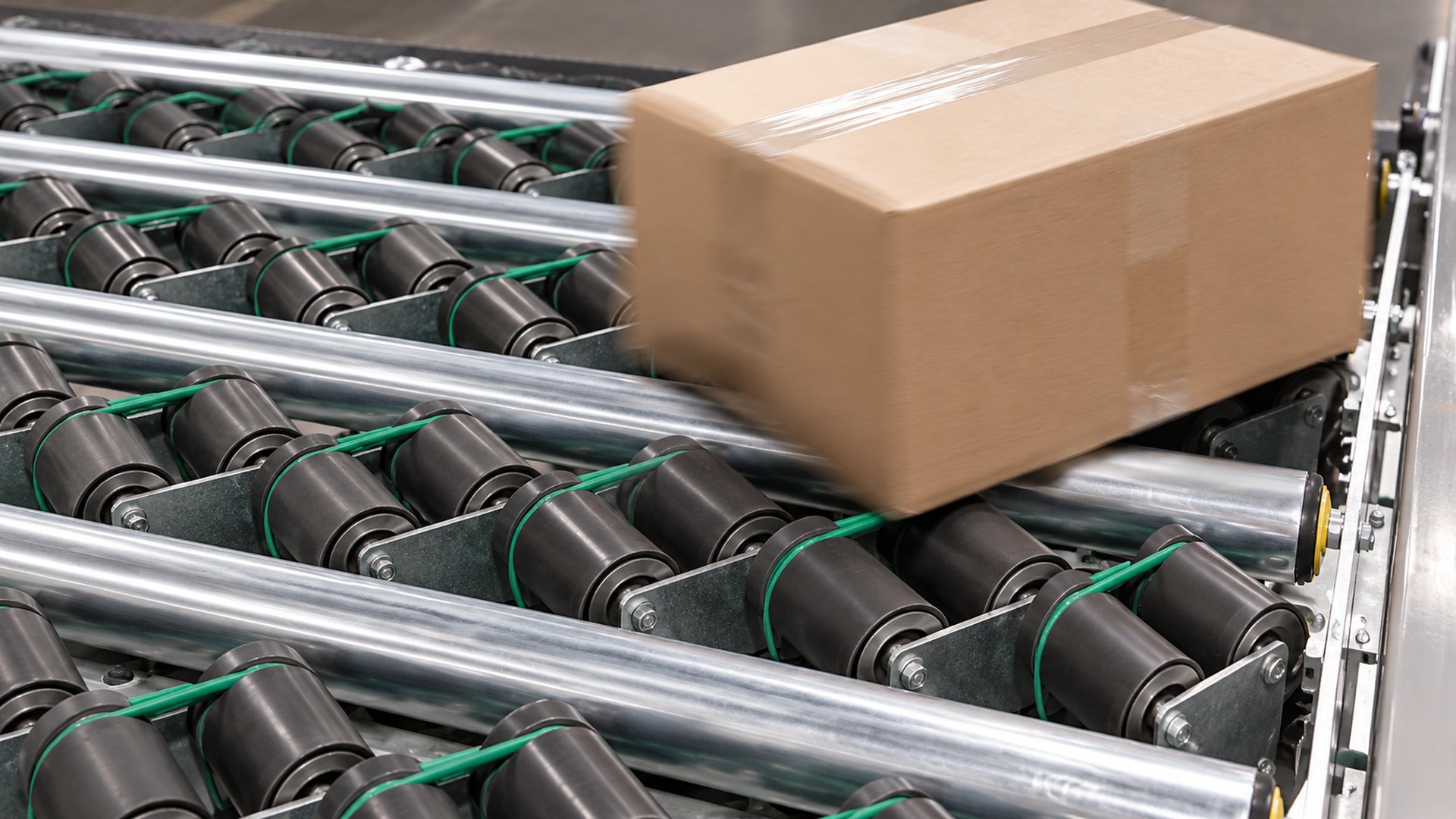 Paso de una caja por el transportador